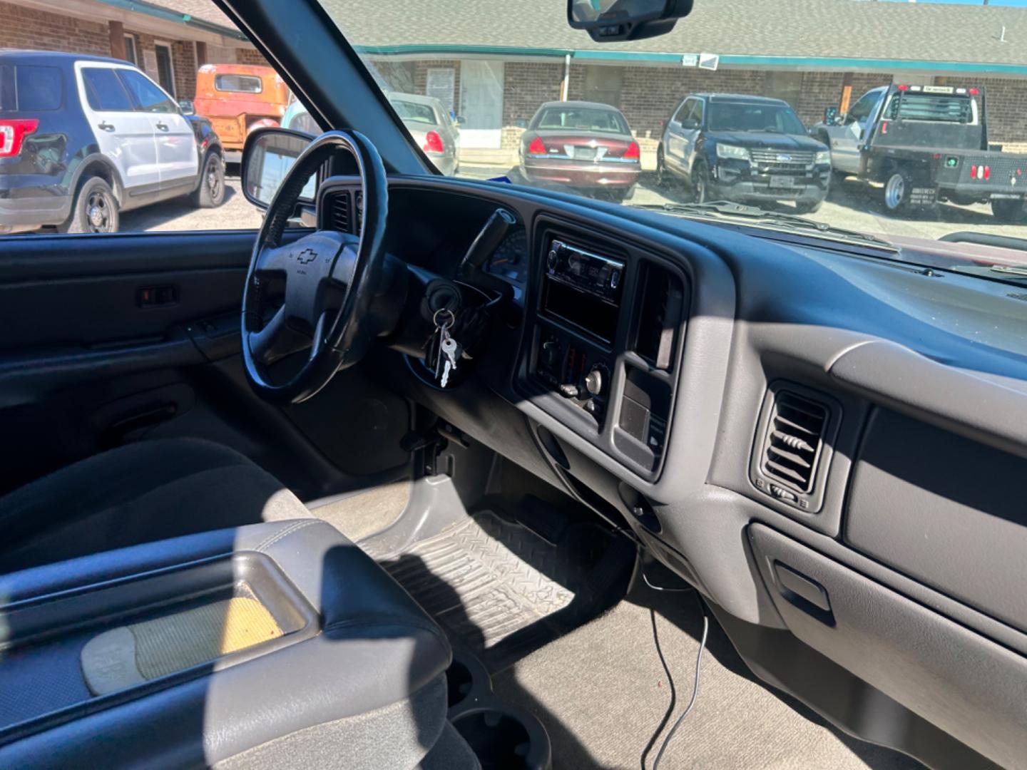 2004 Red Chevrolet Silverado 1500 (1GCEK19T64E) , located at 1687 Business 35 S, New Braunfels, TX, 78130, (830) 625-7159, 29.655487, -98.051491 - Photo#10